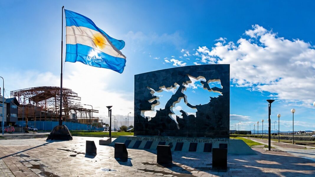 Vista de las Islas Malvinas con instalaciones de explotación de recursos naturales