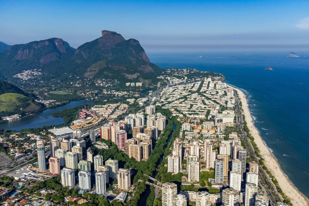 Vista panorámica de Río de Janeiro con el Cristo Redentor y la bahía de Guanabara