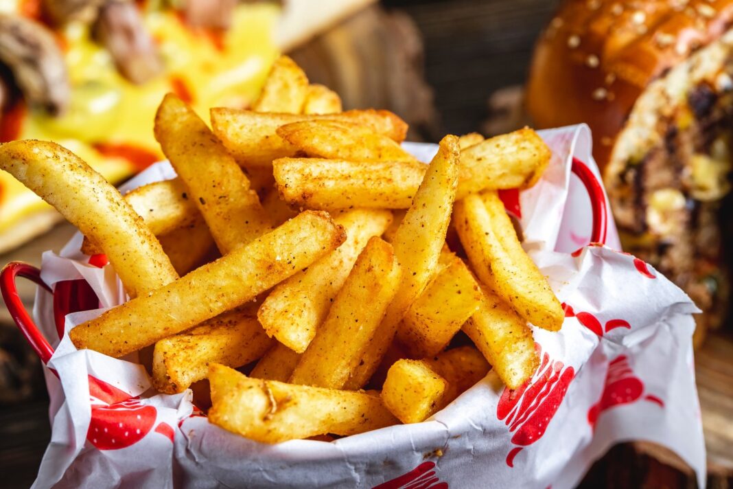 Papas fritas doradas en un plato