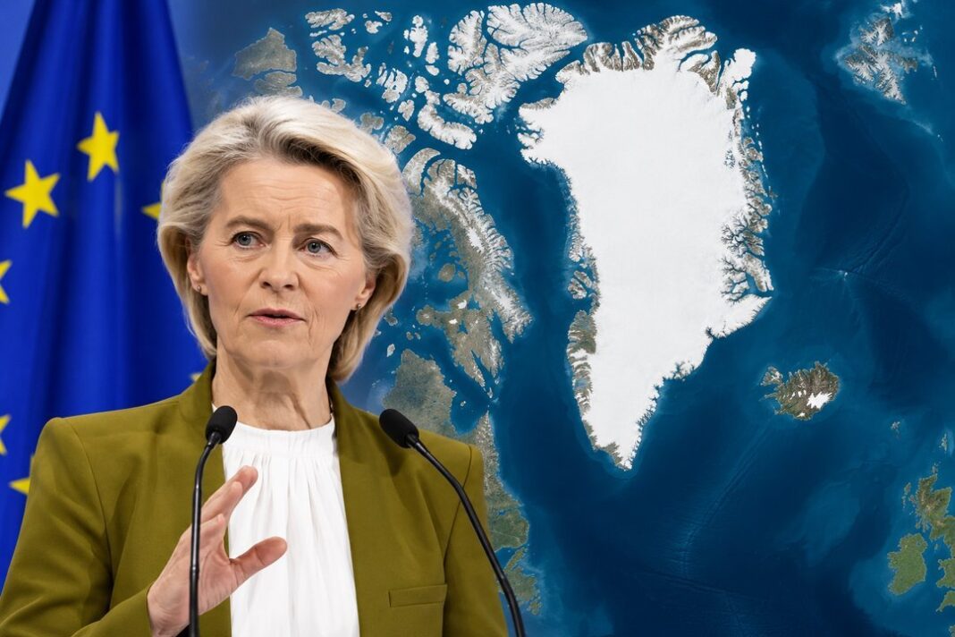 Ursula von der Leyen en el aeropuerto de Nuuk junto a Mette Frederiksen y Jens-Frederik Nielsen