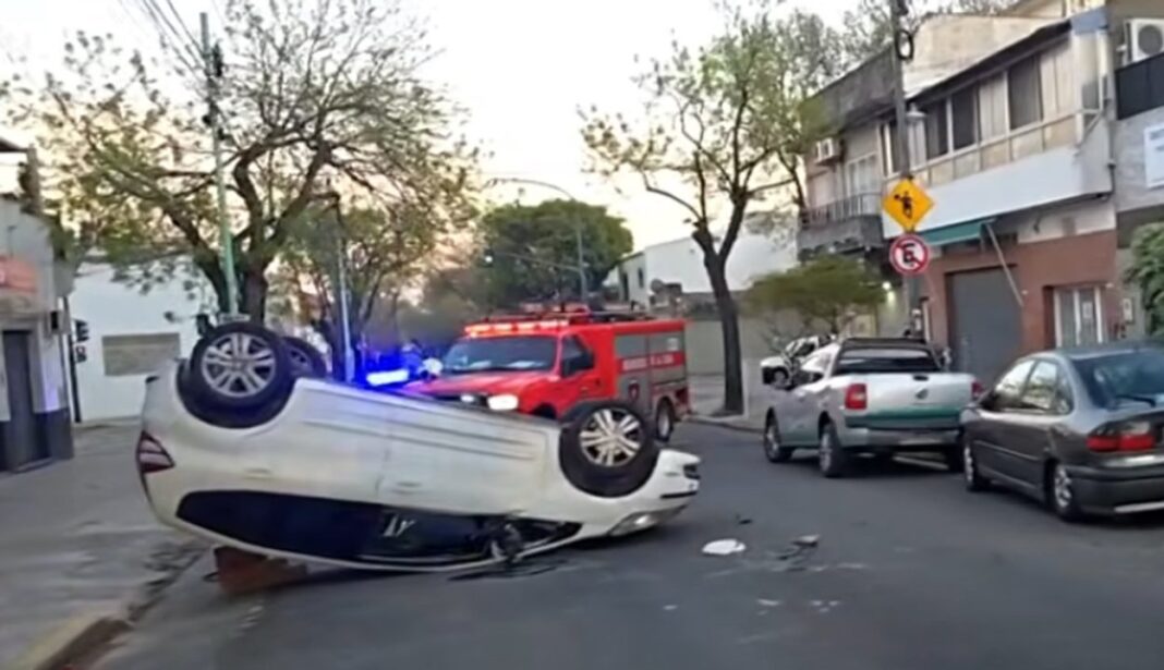 Vehículo volcado en la calle Larrazábal al 3100, Villa Lugano