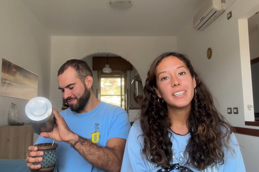Camila y Matías, youtubers argentinos, durante su viaje por Francia