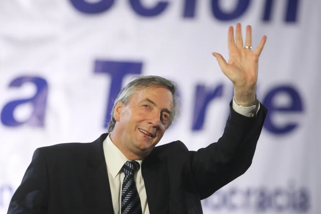 Axel Kicillof y Néstor Kirchner en un acto político