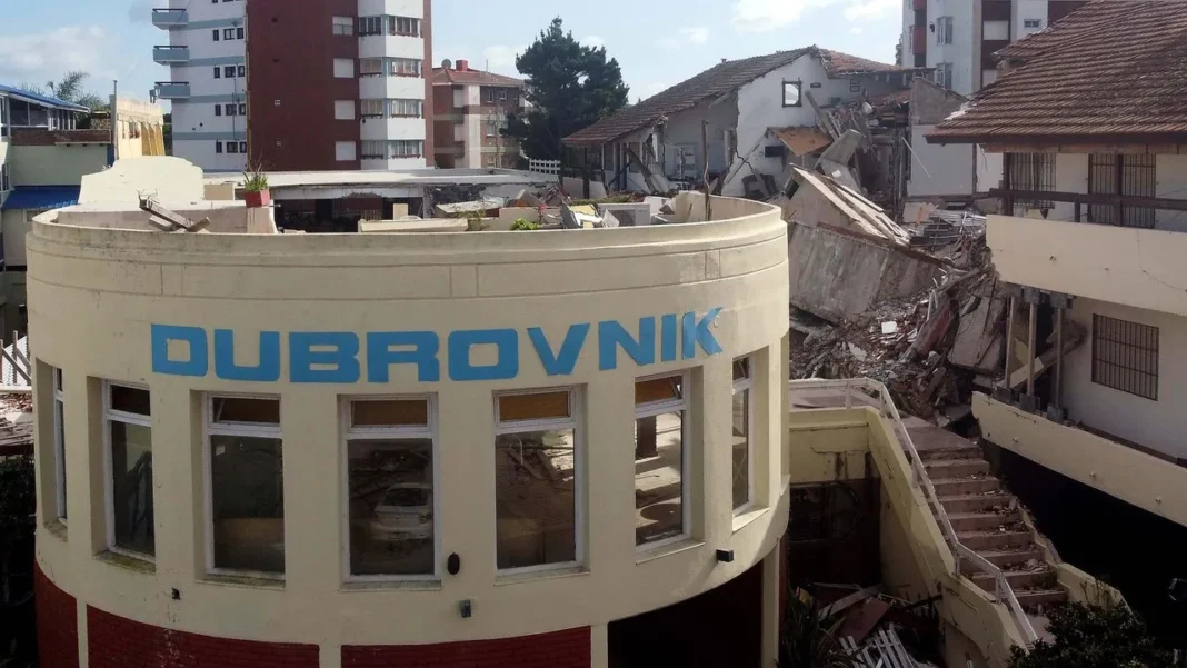 Ruinas del Hotel Dubrovnik en Villa Gesell, donde familiares homenajearán a las víctimas del derrumbe