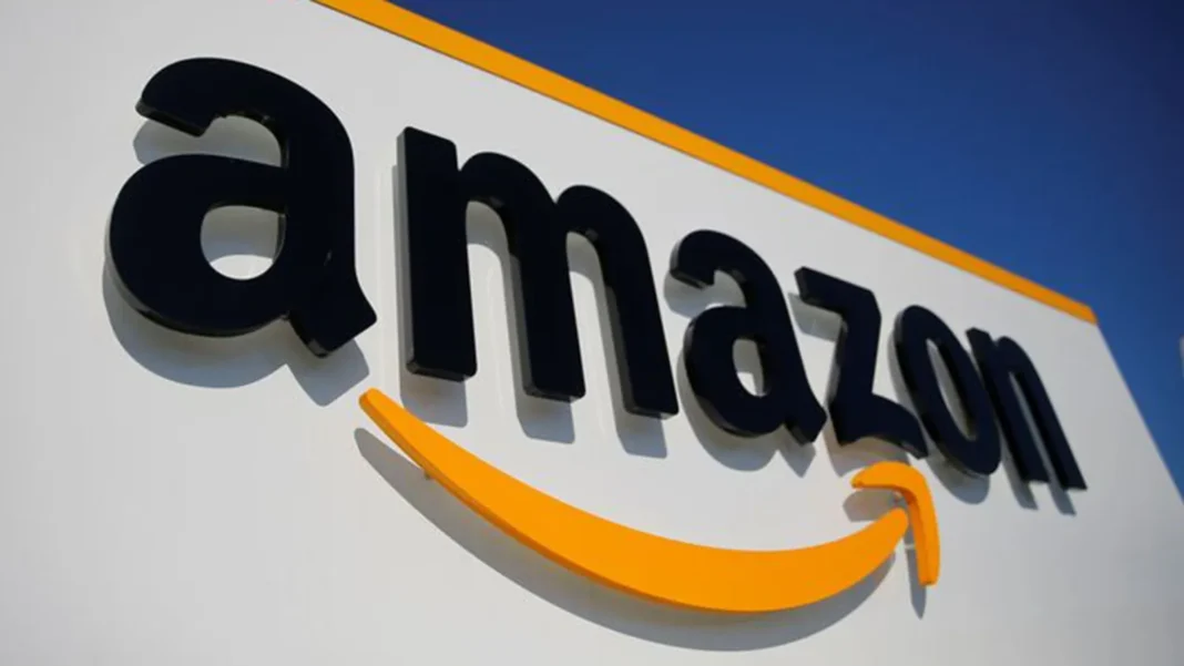 Interior de un centro de distribución de Amazon con trabajadores en puestos de empaquetado y clasificación