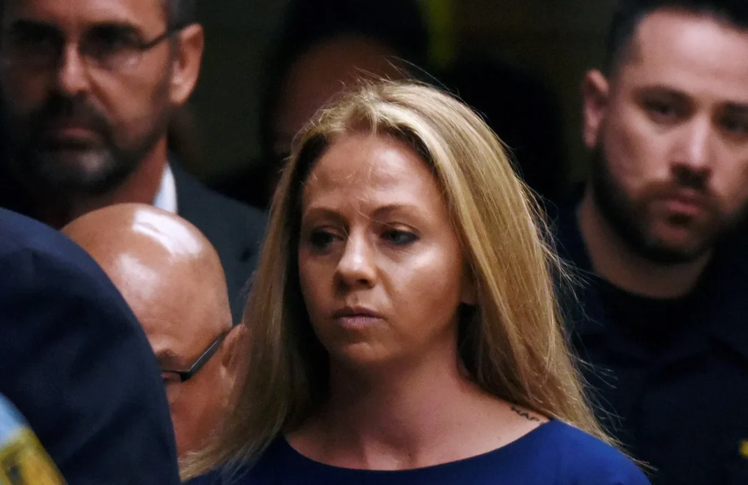 Amber Guyger, expolicía de Dallas condenada por el asesinato de Botham Jean, durante una audiencia judicial.