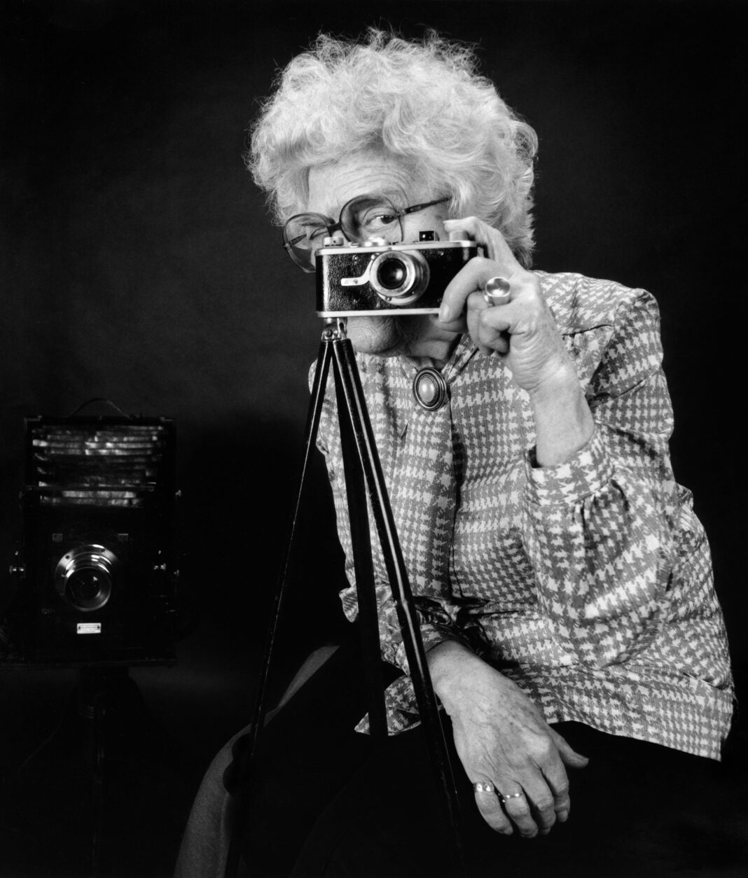 Fotografía de Annemarie Heinrich en su estudio
