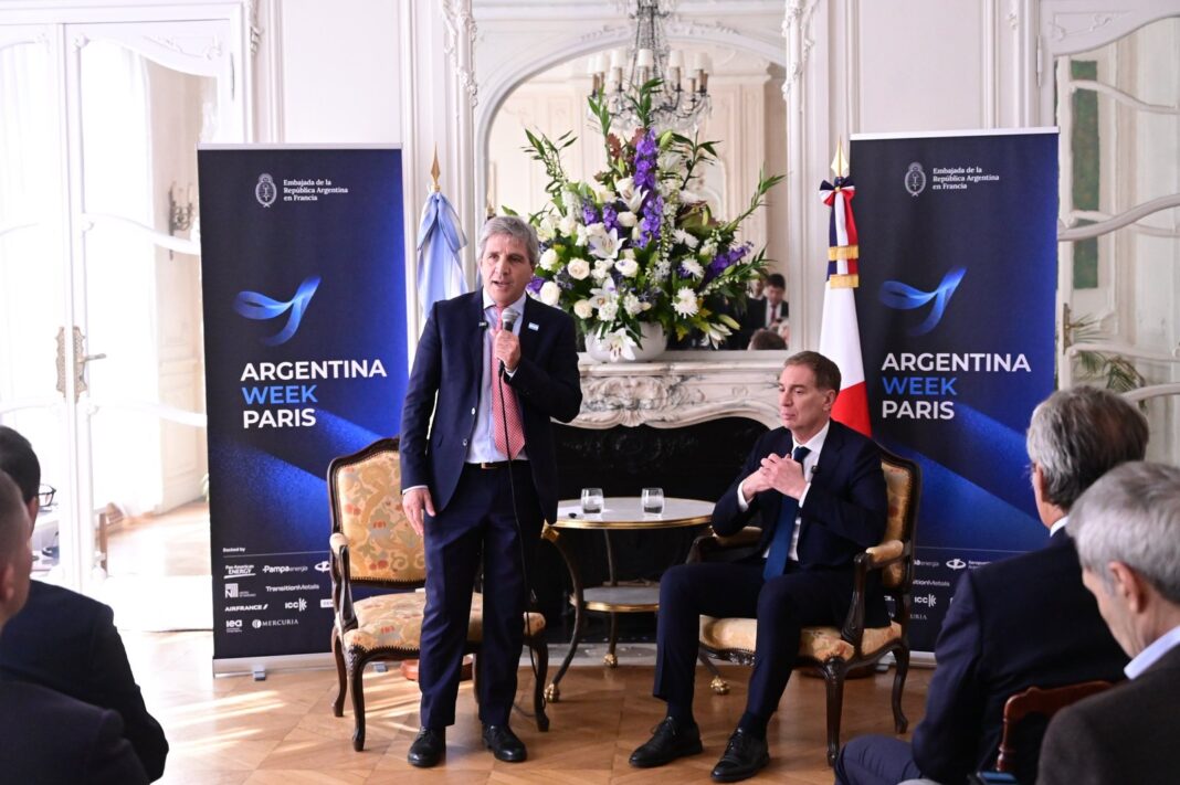 Luis Caputo y Diego Santilli durante el anuncio en París