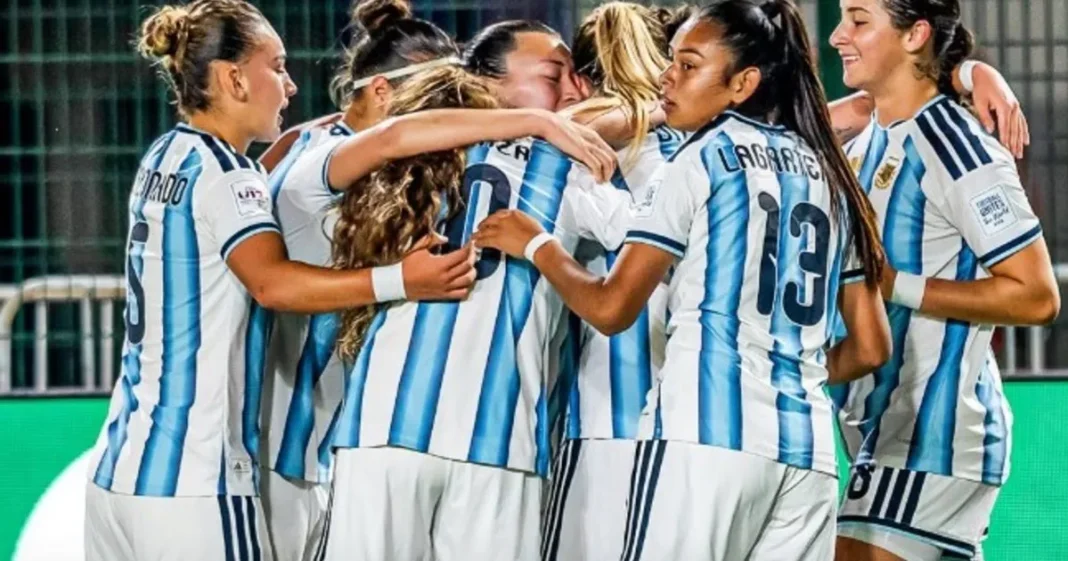 Jugadoras de la Selección Argentina Sub-17 femenina celebrando la clasificación a octavos de final del Mundial