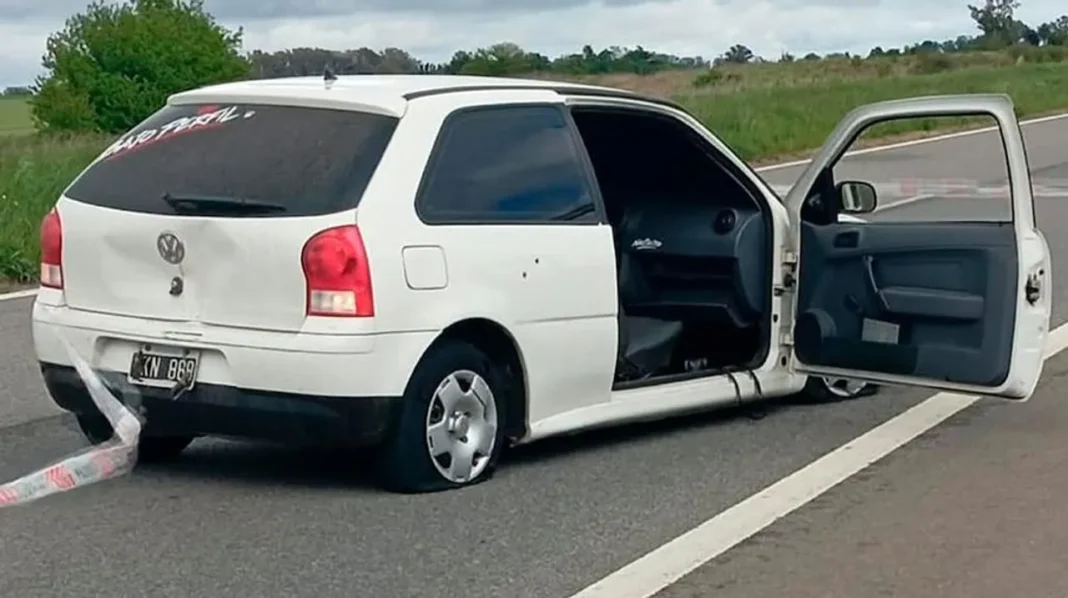 Móvil policial en la Ruta Nacional 8 durante un operativo en Arrecifes