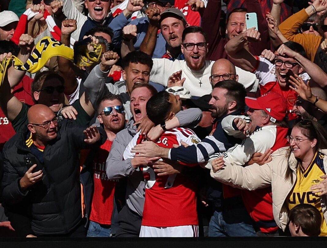 Jugadores de Arsenal celebrando el gol de Bruno Guimarães ante Leeds