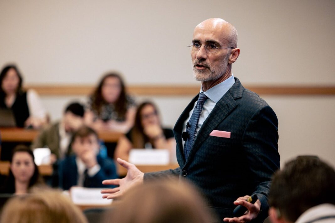 Arthur Brooks, profesor de Harvard, durante una conferencia