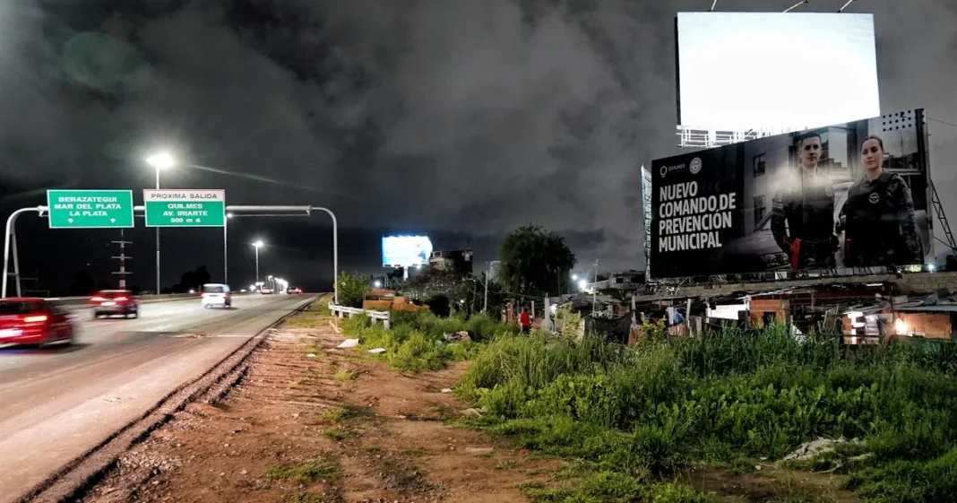 Autopista Buenos Aires-La Plata con vehículos circulando