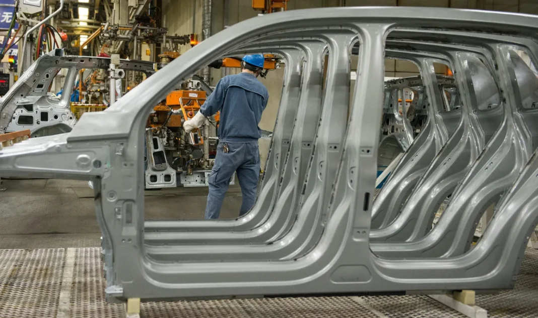 Línea de producción de autopartes en una fábrica argentina