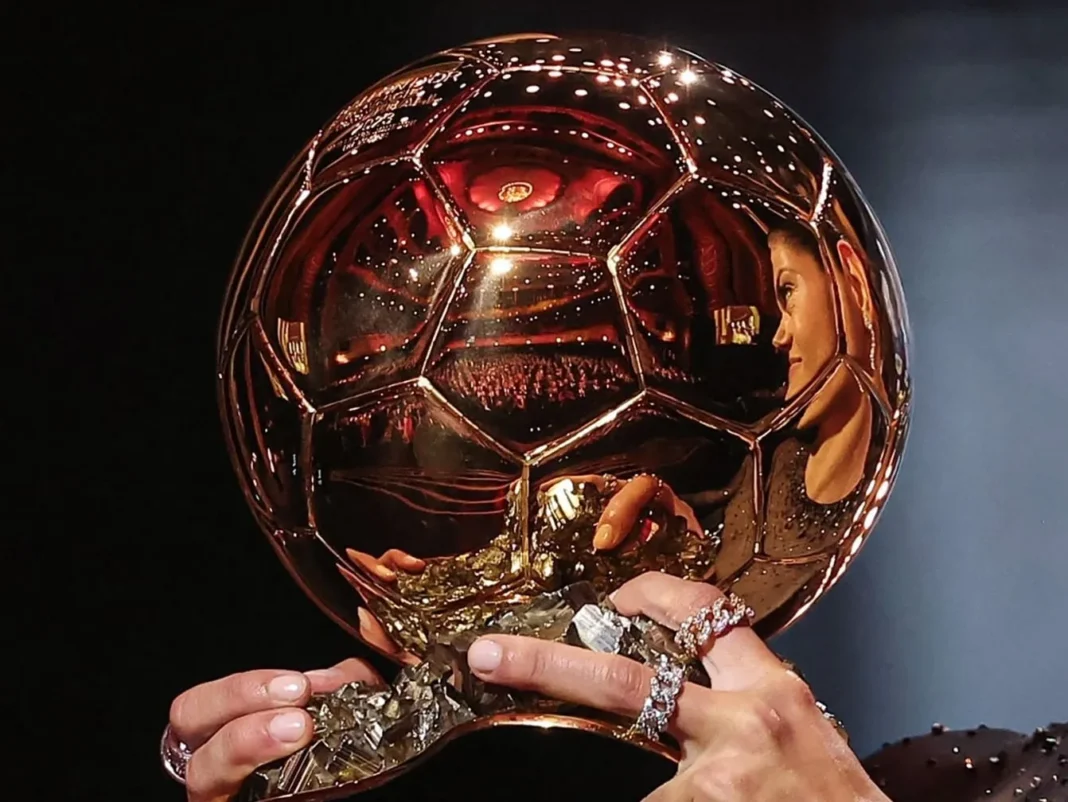 Trofeo del Balón de Oro sobre una mesa durante una ceremonia de entrega
