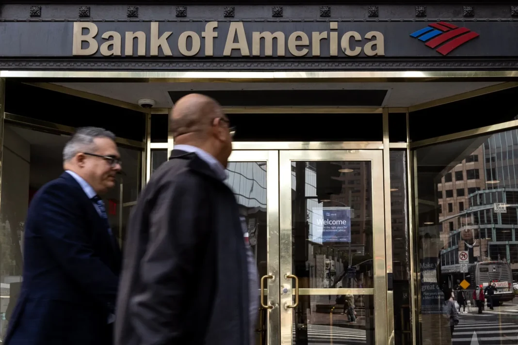 Edificio de un banco en Estados Unidos con empleados trabajando en oficinas y sistemas informáticos de seguridad