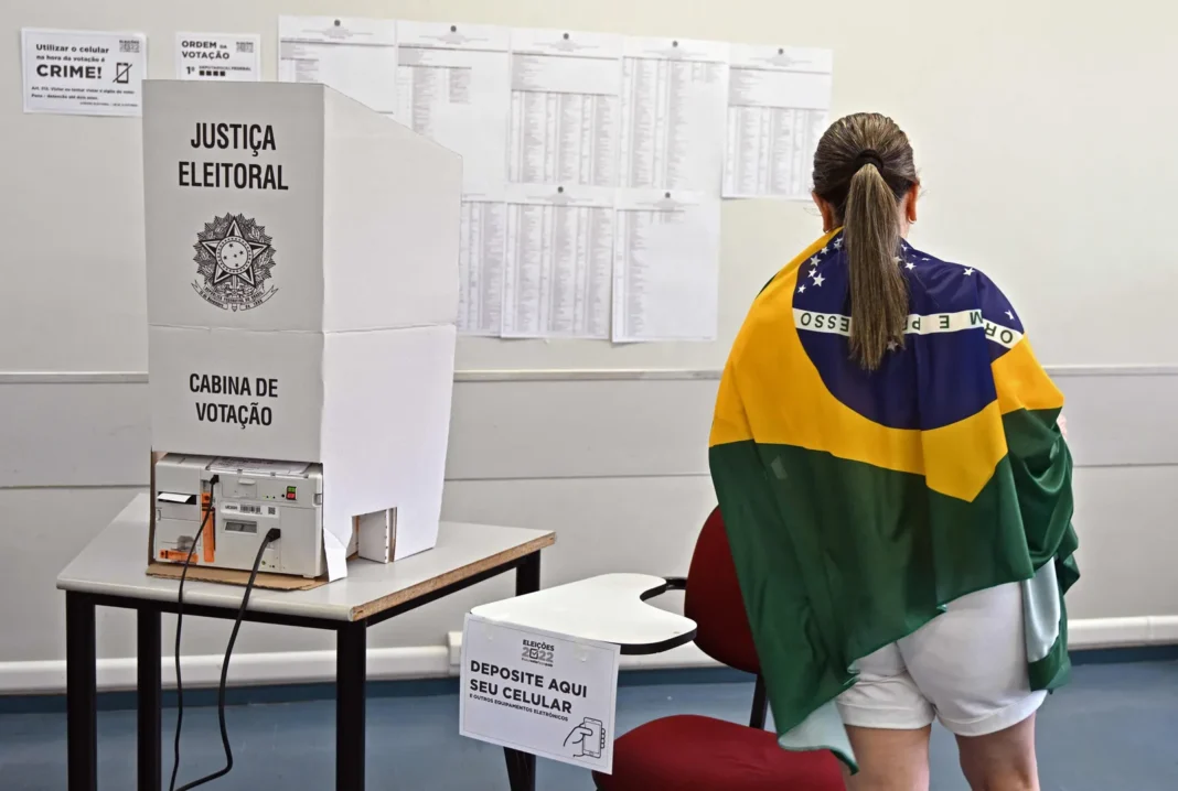 Urna electrónica en Brasil durante las elecciones presidenciales de 2026