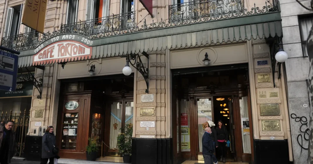 Fachada del Café Tortoni en Avenida de Mayo 825, Ciudad de Buenos Aires