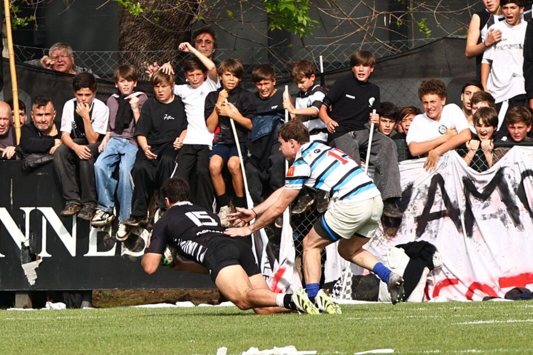 Jugadores del CASI y del SIC durante el clásico en Boulogne
