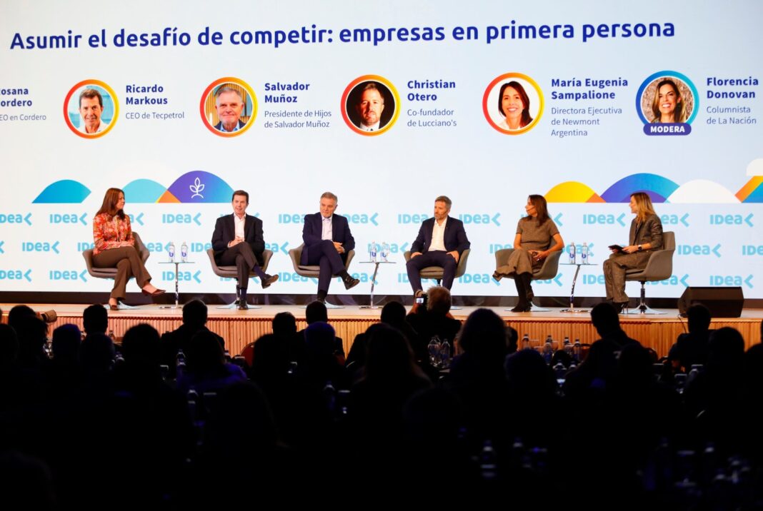 Empresarios y economistas durante el 62° Coloquio de IDEA en Mar del Plata