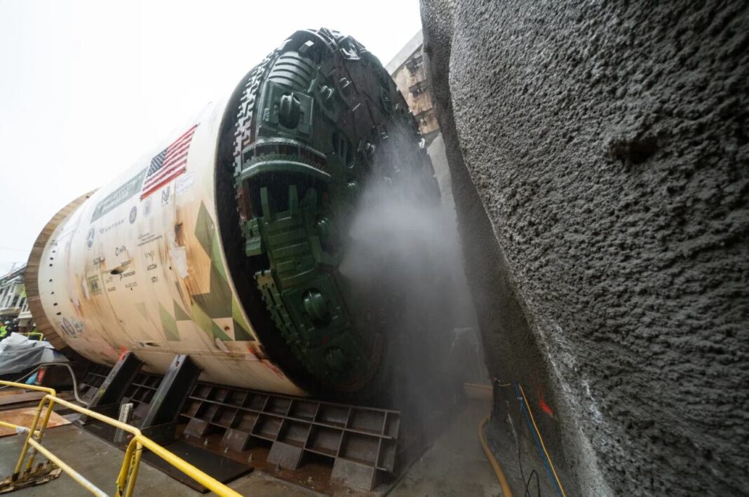 Tuneladora de 1.680 toneladas en el inicio de la excavación del túnel del río Hudson en North Bergen, Nueva Jersey