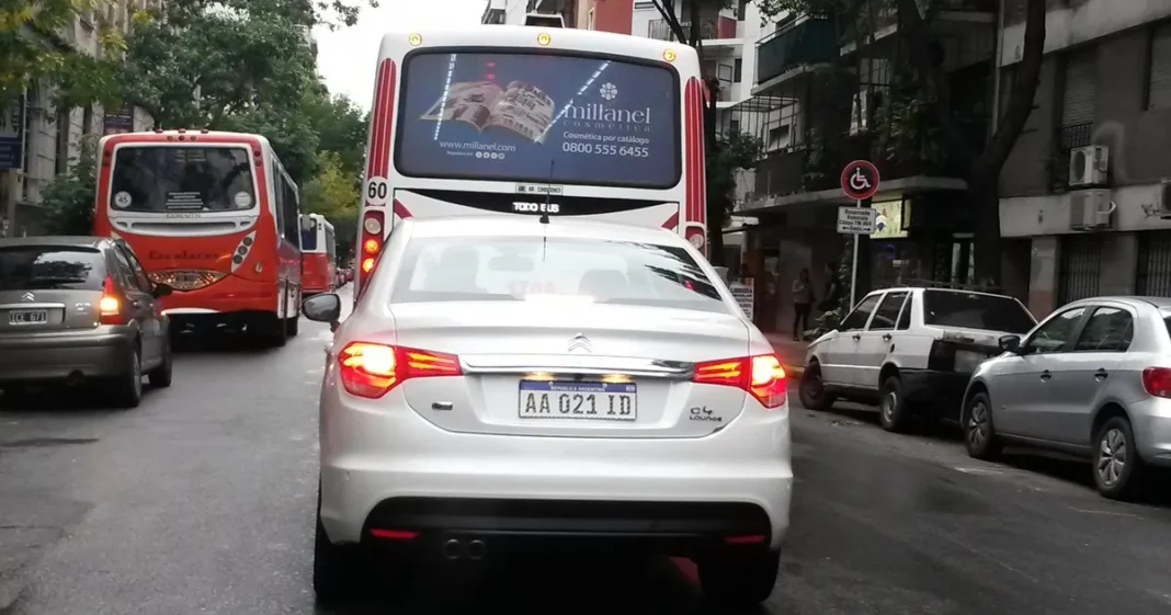 Patente de auto argentina con formato AA 000 AA