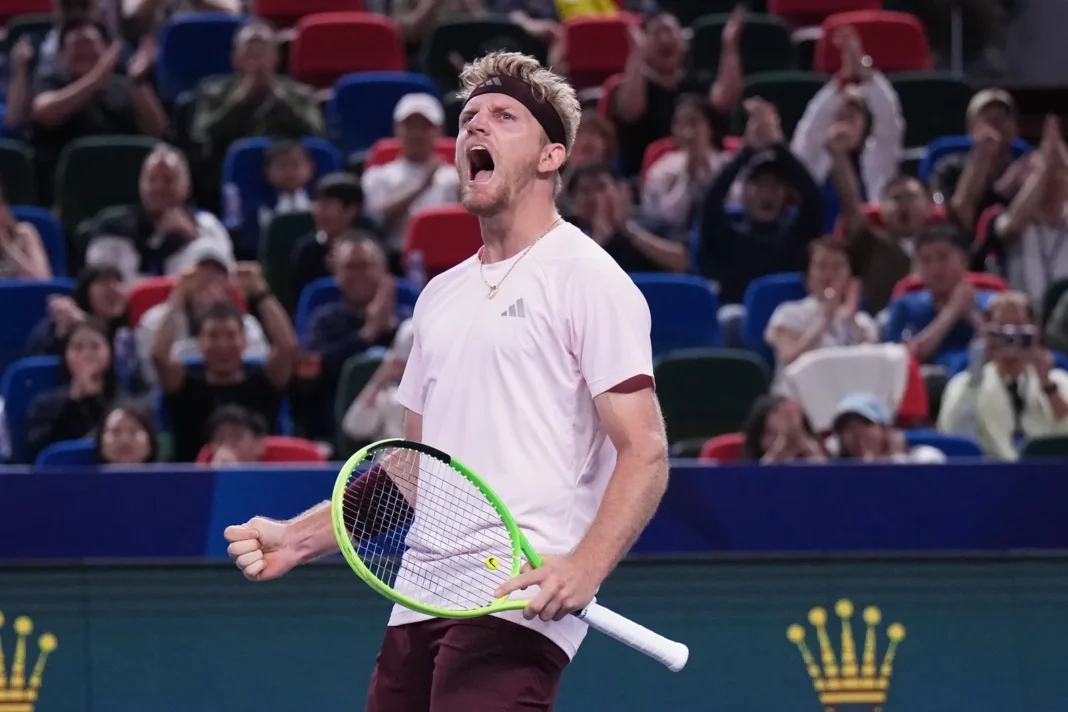 Alejandro Davidovich Fokina celebrando su victoria ante Alexander Zverev en Shanghái