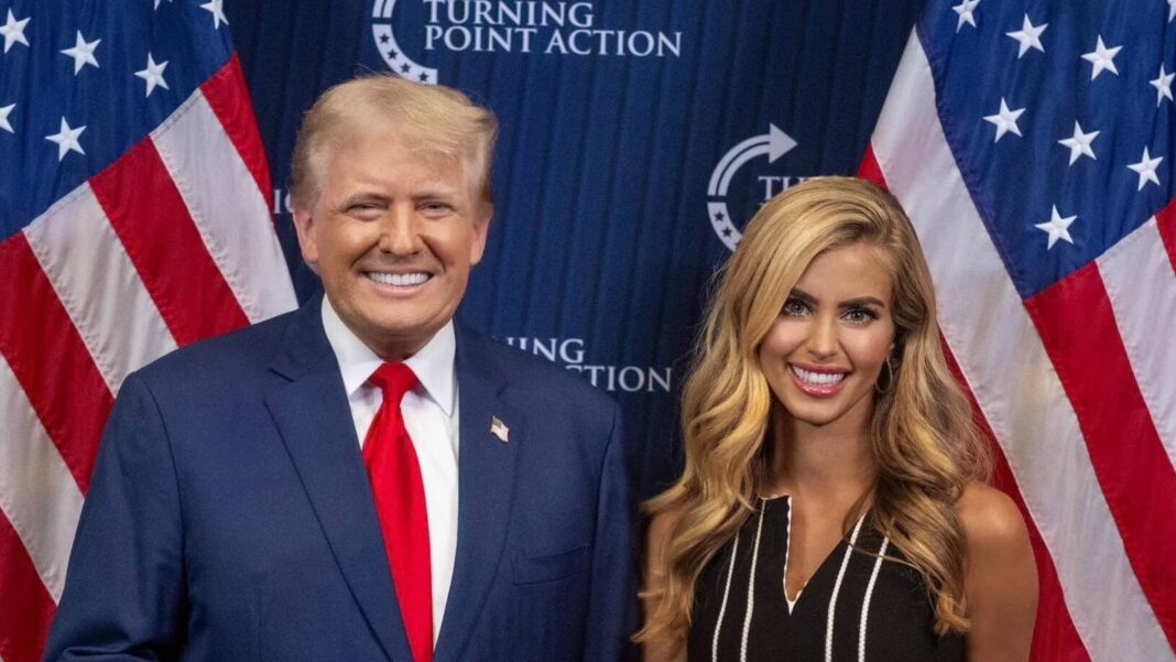 Donald Trump y Katie Zacharia en un acto oficial