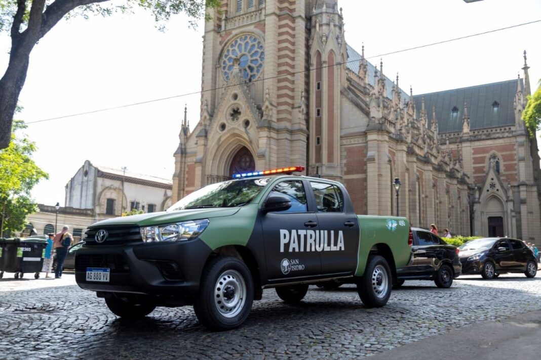 Móvil de la Patrulla Municipal de San Isidro en una calle de Boulogne