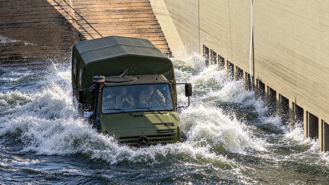 Camión Mercedes-Benz Unimog U4000 del Ejército Argentino en terreno irregular durante una demostración en Boulogne