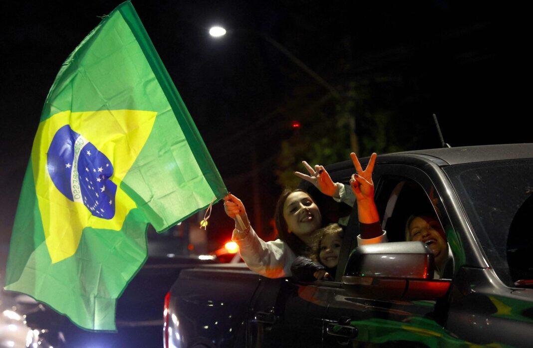 Urnas electrónicas en Brasil durante el conteo de votos
