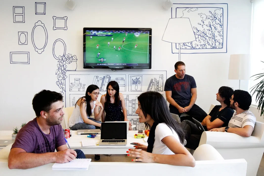 Empleados en una oficina moderna, representando la personalización de beneficios corporativos