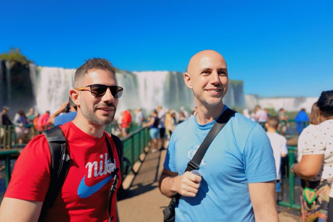 Javier Sarrelli y Nicolás, creadores de Exploranding, en un paisaje argentino
