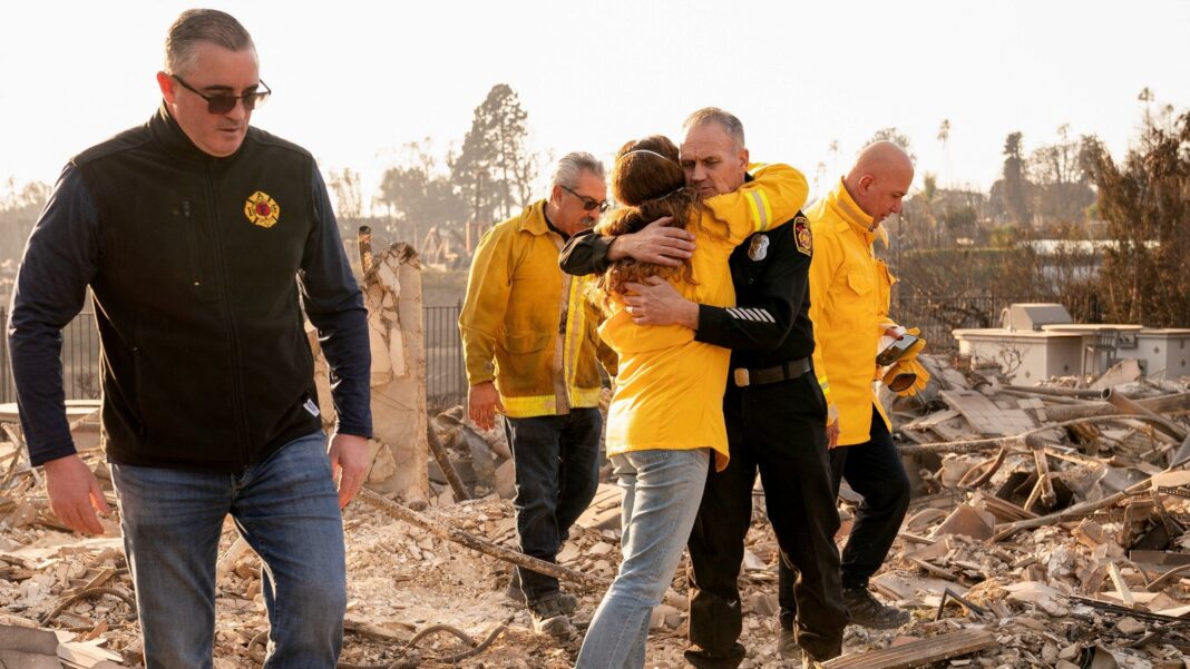 Edificios dañados por incendios forestales en Los Ángeles