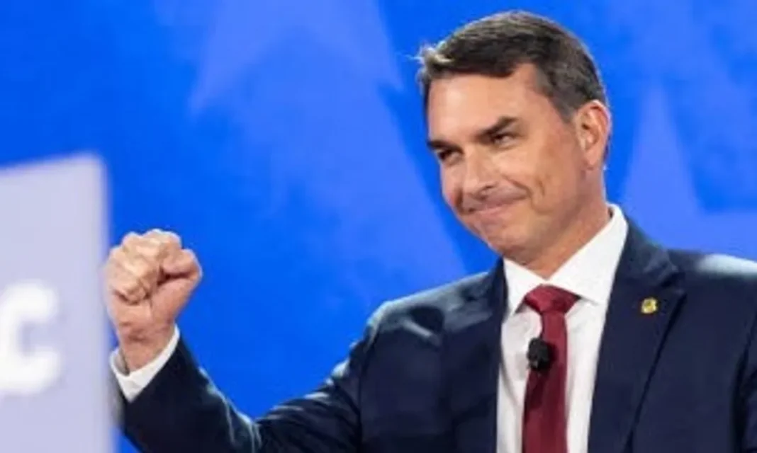 Flávio Bolsonaro abordando un avión privado en Puerto Iguazú