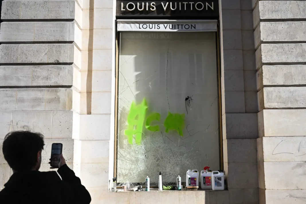 Comercio dañado durante los saqueos en Francia