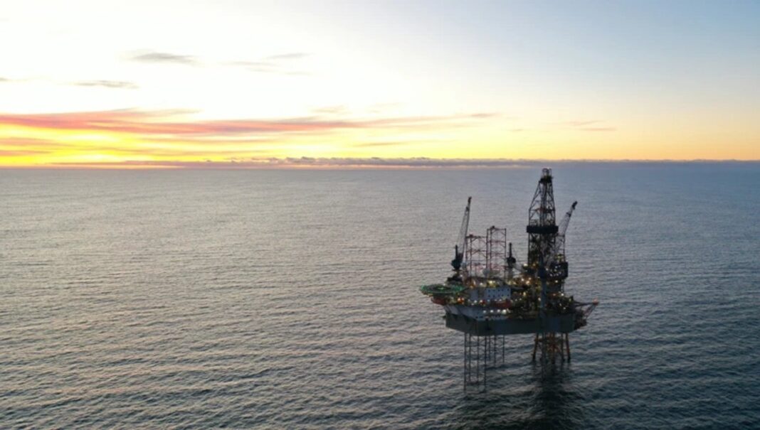 Plataforma petrolera en el mar