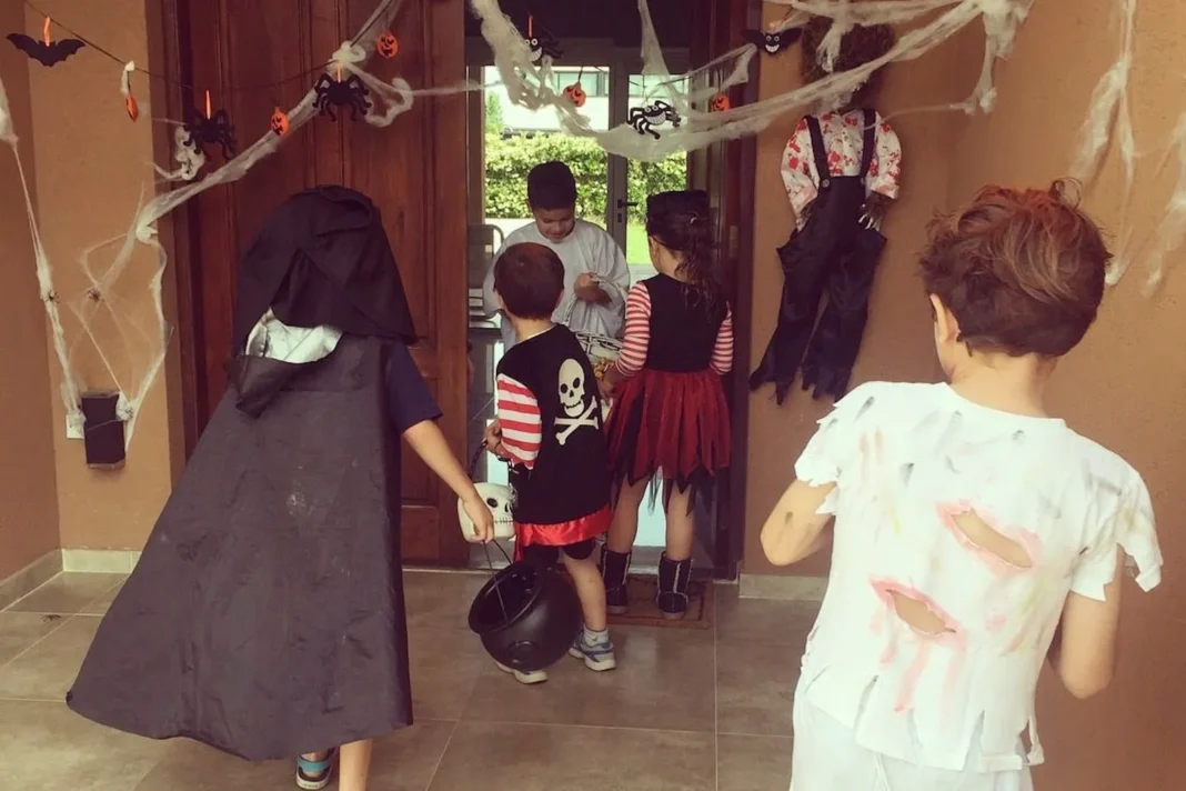 Personas con disfraces de Halloween