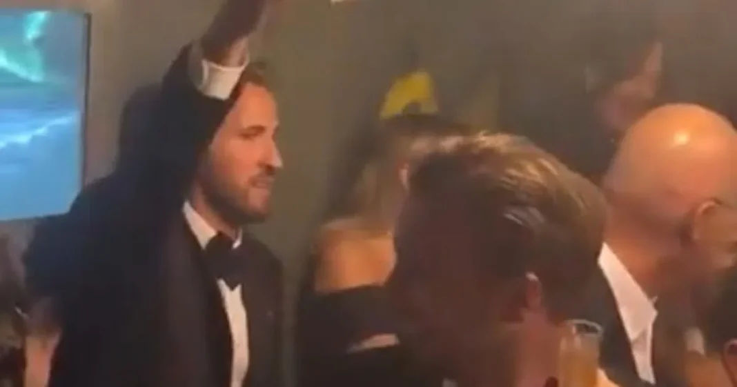Harry Kane con el trofeo del Balón de Oro 2026 en la ceremonia de Londres