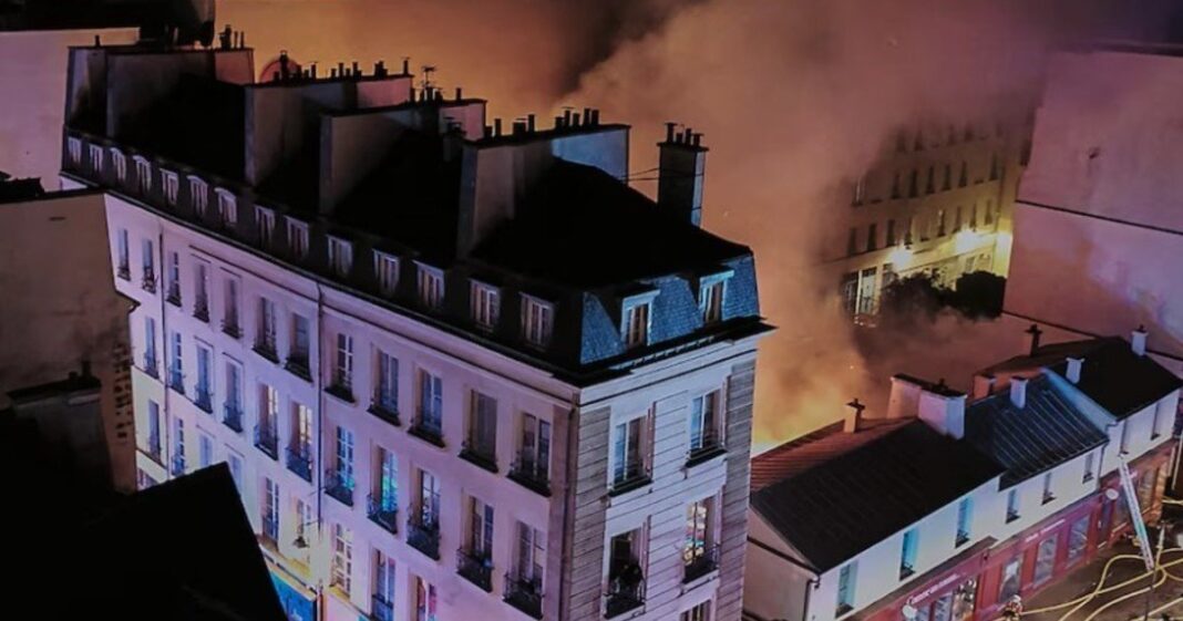 Restos del mercado cubierto más antiguo de París tras el incendio