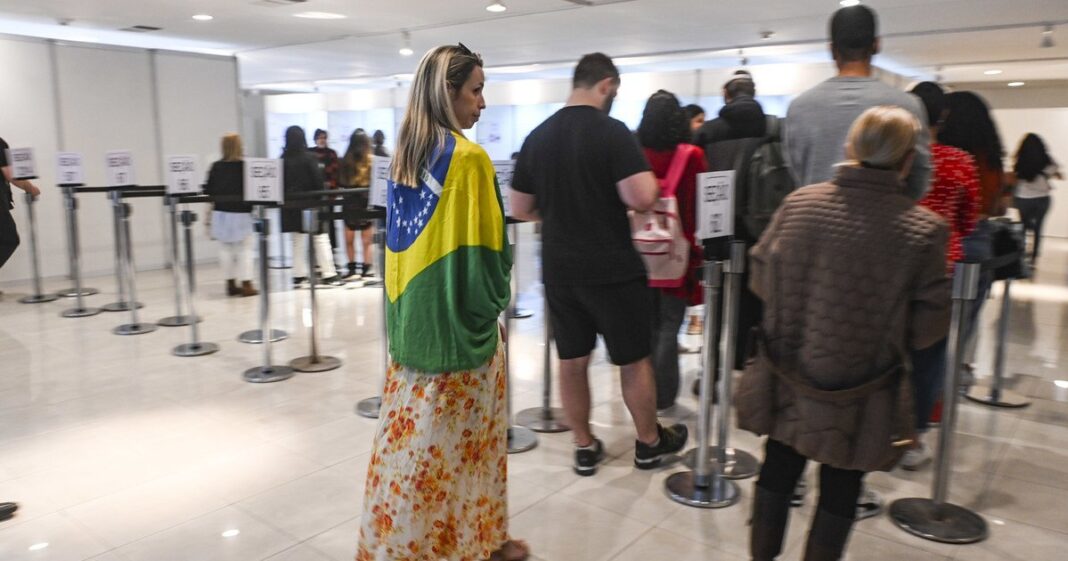 Votantes brasileños haciendo fila frente a la embajada de Brasil en Buenos Aires