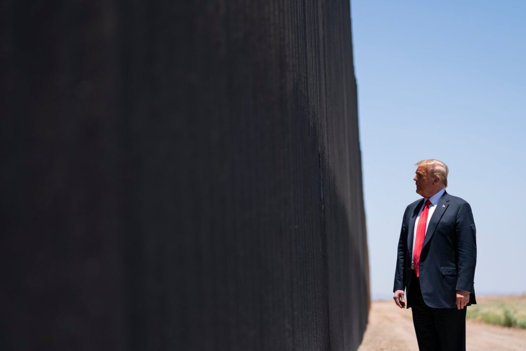 Personas esperan en una oficina de visas de Estados Unidos