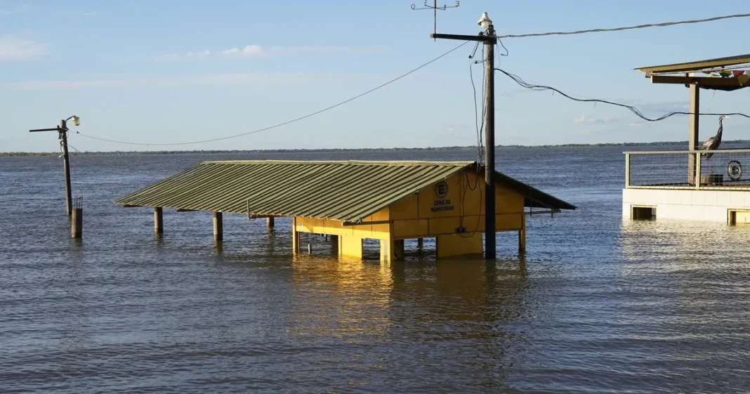 Vista de la costanera de Corrientes con el río Paraná crecido