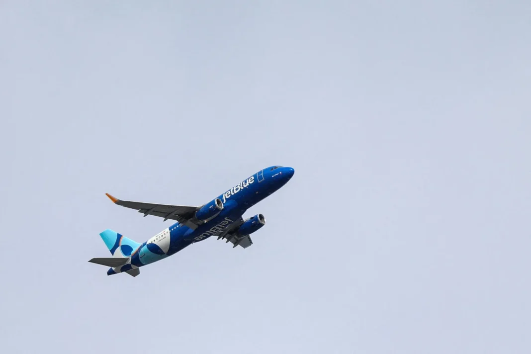 Pasajeros embarcando en un vuelo chárter de JetBlue hacia un crucero de Virgin Voyages