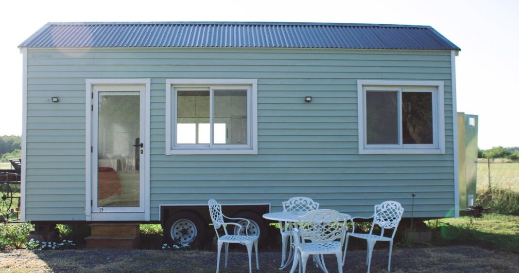 Mini casa de 28 metros cuadrados construida por Annie Rose en el terreno de sus padres