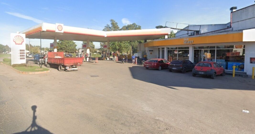 Estación de servicio Shell en Merlo donde un joven roció con nafta un auto e intentó prender fuego las instalaciones