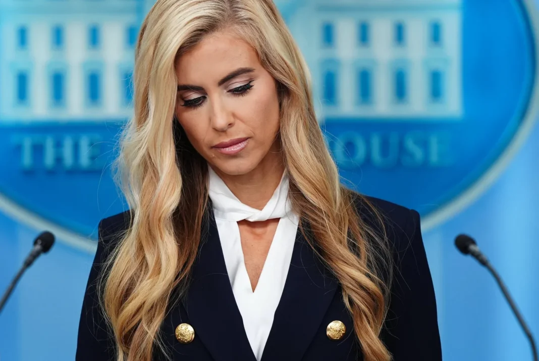 Katie Zacharia, secretaria de prensa de la Casa Blanca, durante una conferencia de prensa
