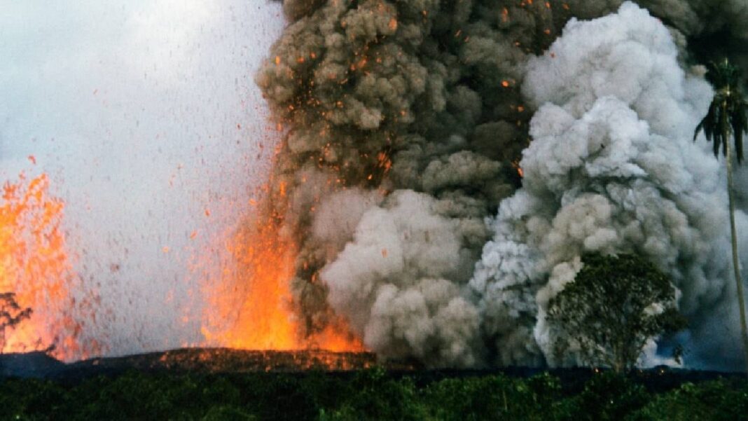 Vista de la caldera del volcán Kīlauea en Hawái con grietas y terreno inestable