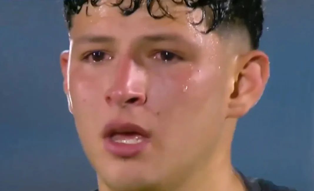 Leonel Jaime, futbolista de Peñarol, llorando en el campo durante el partido contra Juventud de Las Piedras