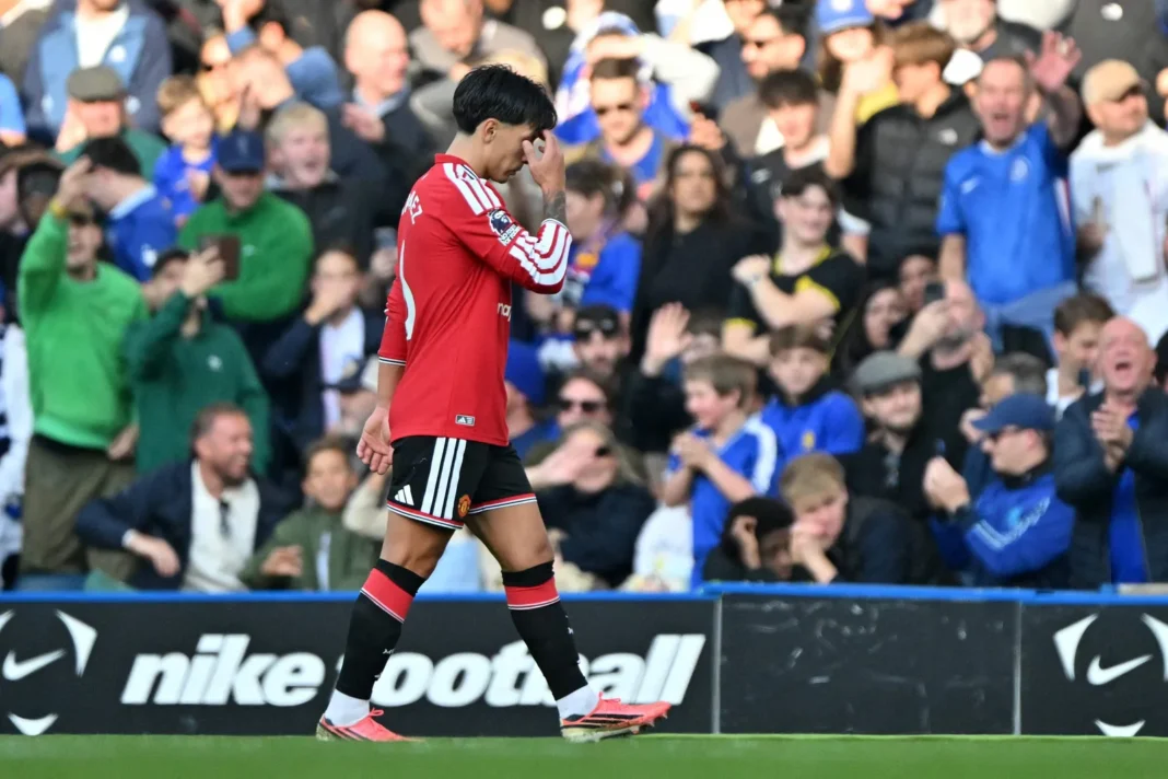 Lisandro Martínez expulsado en el partido entre Manchester United y Chelsea
